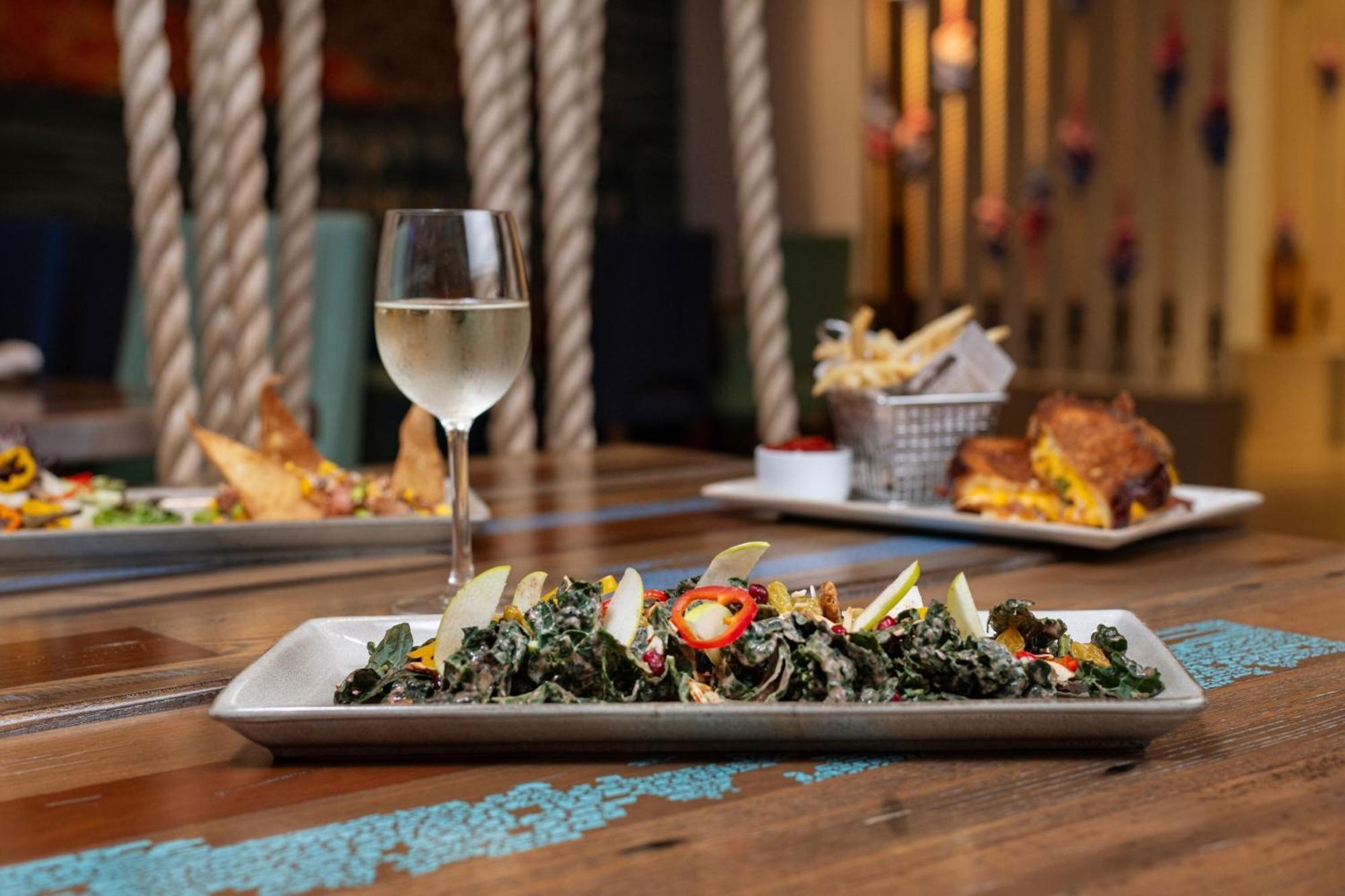 Renaissance Newport Beach Hotel Экстерьер фото